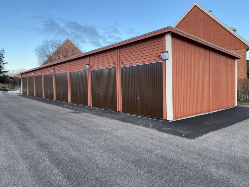 Flera garage med bruna dörrar vid Rondovägen.